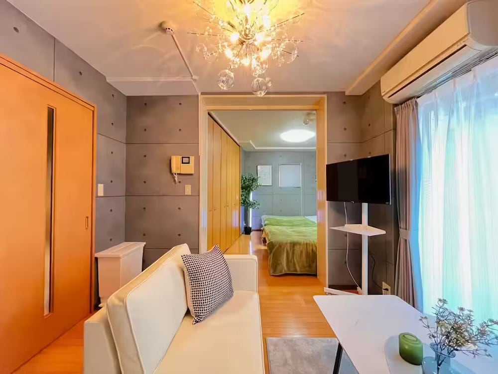 ベーシック アパートメント シティビュー リビング エリア2 | Amika First 101