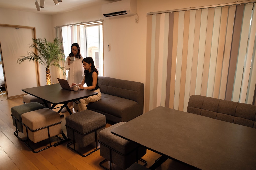 ファミリー ヴィラ オーシャンビュー 客室内のダイニングエリア0 | SANTE 4073 STAY & SAUNA HAKATA ISLAND 1