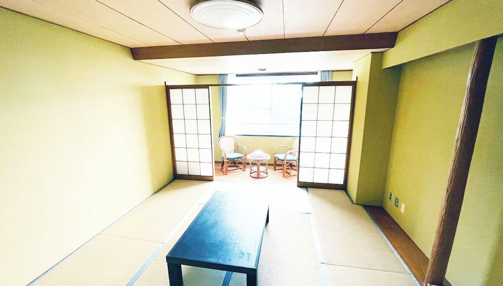 エコノミー 4 人部屋 コートヤードビュー 客室4 | 熱海スプリングテラスホテル