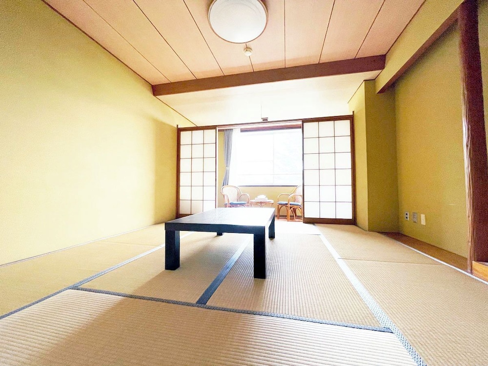 エコノミー 4 人部屋 コートヤードビュー 客室1 | 熱海スプリングテラスホテル
