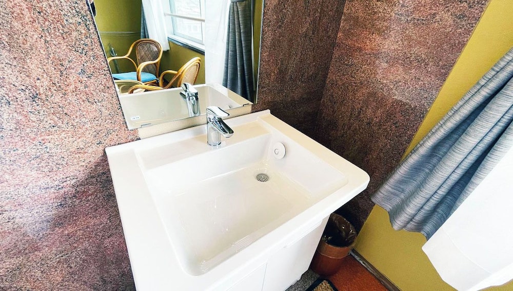 エコノミー 4 人部屋 コートヤードビュー 客室2 | 熱海スプリングテラスホテル