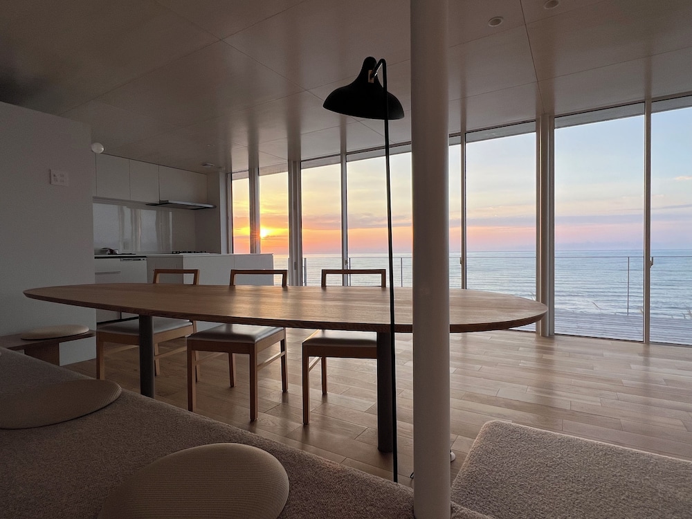 ベーシック ヴィラ オーシャンビュー リビング エリア1 | Cliff House MORAI