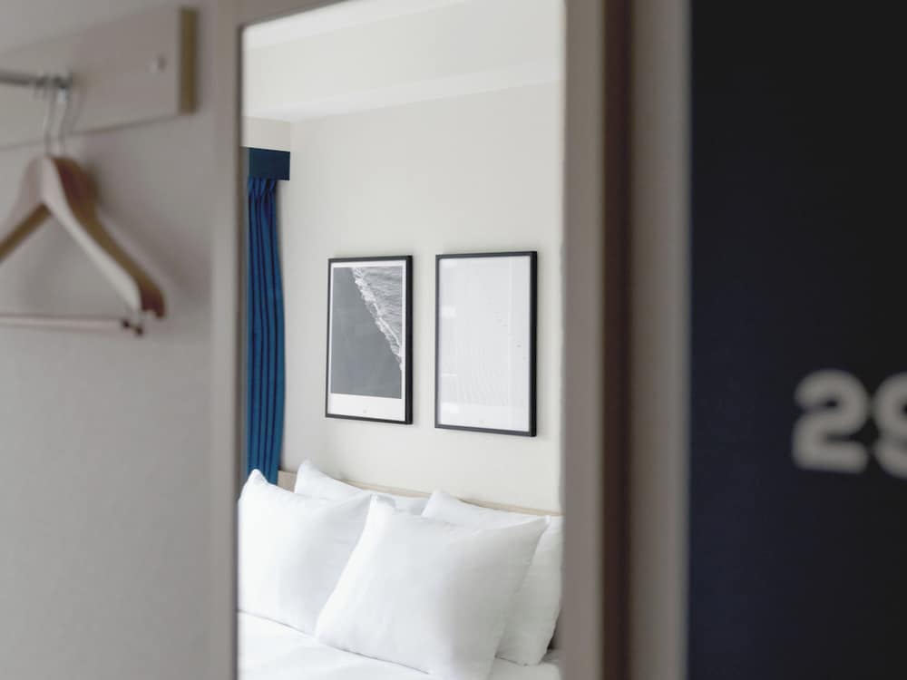 スタンダード ダブルルーム 禁煙 客室の設備とサービス0 | BRACKETS HOTEL Osaka Hommachi