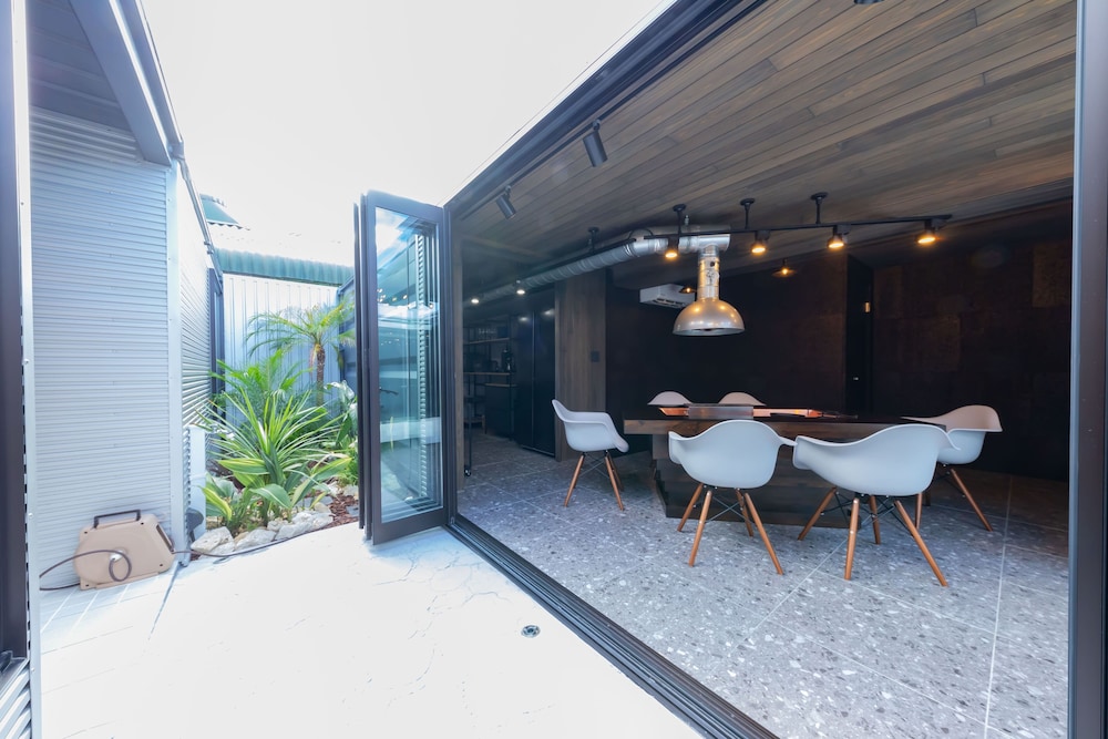 デラックス ヴィラ パティオ 客室2 | awaJ Beach Club