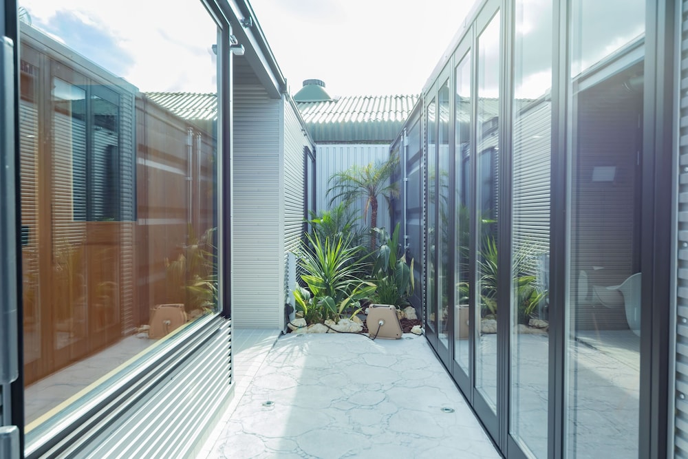 デラックス ヴィラ パティオ 客室1 | awaJ Beach Club