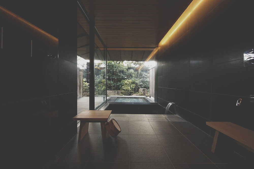 トラディショナル ハウス 2 ベッドルーム パティオ ガーデンビュー バスルーム1 | COMICO ART HOUSE YUFUIN