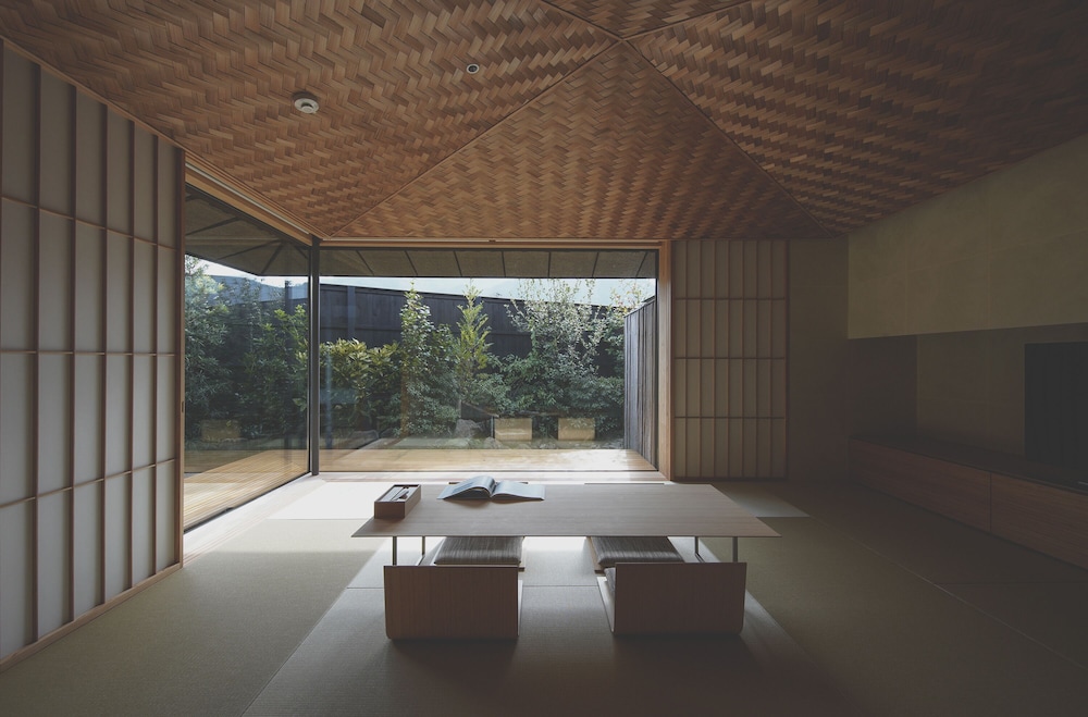 トラディショナル ハウス 1 ベッドルーム パティオ ガーデンビュー リビング エリア1 | COMICO ART HOUSE YUFUIN