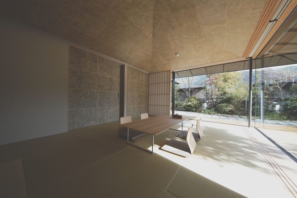 トラディショナル ハウス 2 ベッドルーム パティオ ガーデンビュー リビング エリア1 | COMICO ART HOUSE YUFUIN