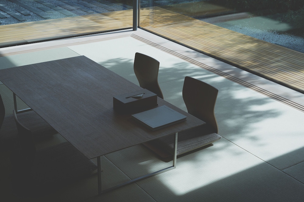 トラディショナル ハウス 1 ベッドルーム パティオ ガーデンビュー リビング エリア0 | COMICO ART HOUSE YUFUIN