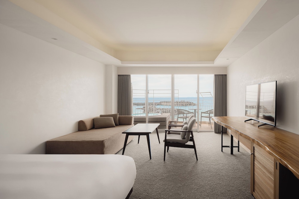 オーシャンキング 40平米/バルコニー 屋外ジャグジー付 禁煙 | Anse Yomitan Toya