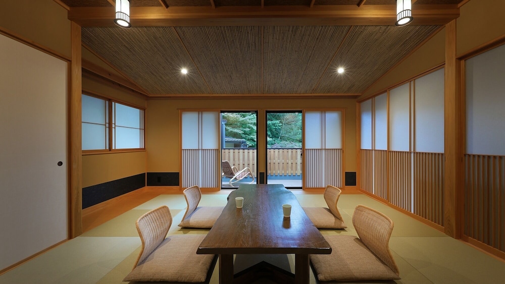 デラックス スイート 客室2 | 四万温泉 鹿覗きの湯つるや