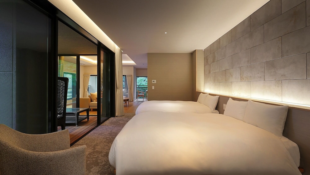 デラックス ルーム 客室2 | 四万温泉 鹿覗きの湯つるや