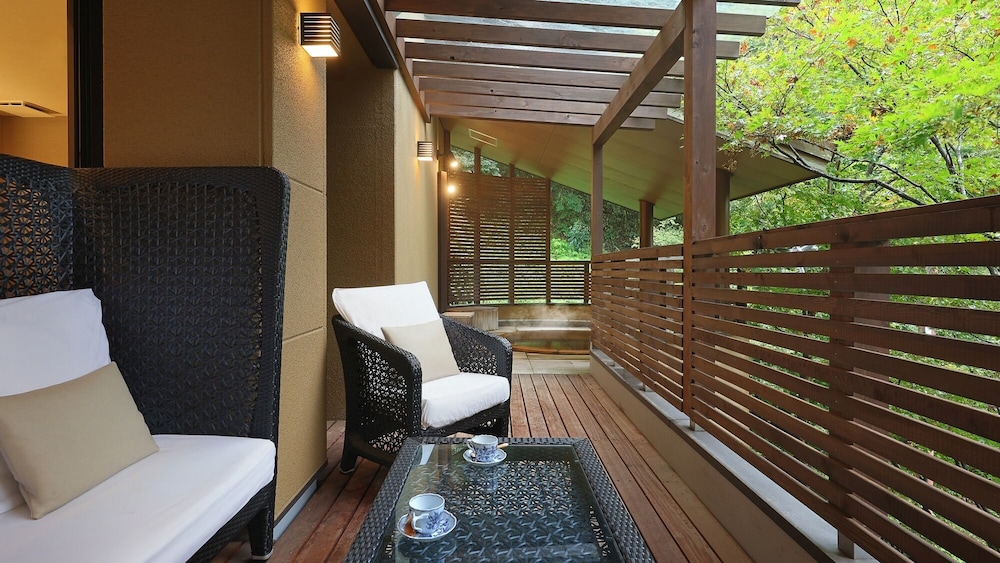 デラックス ルーム バルコニーからの眺望0 | 四万温泉 鹿覗きの湯つるや