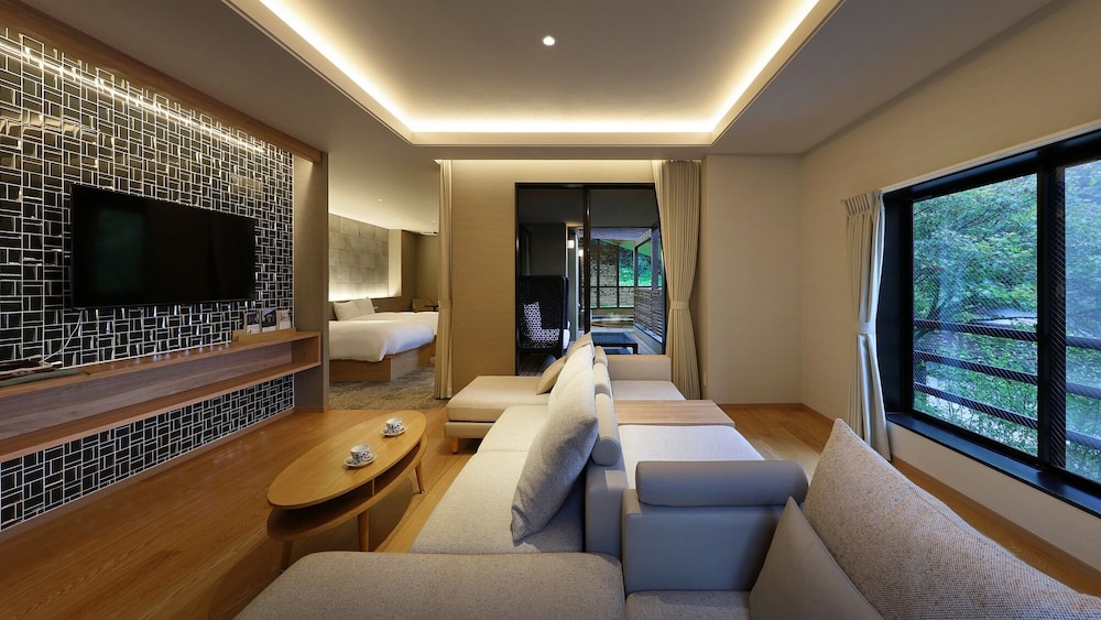 デラックス ルーム リビング エリア0 | 四万温泉 鹿覗きの湯つるや