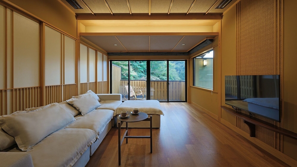 デラックス スイート リビング エリア0 | 四万温泉 鹿覗きの湯つるや