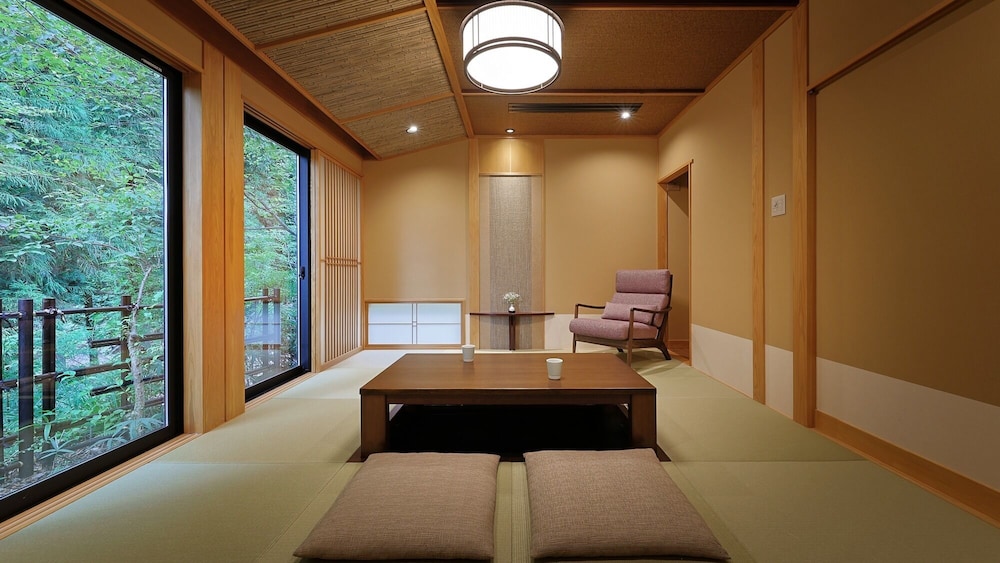 デラックス スイート 客室1 | 四万温泉 鹿覗きの湯つるや