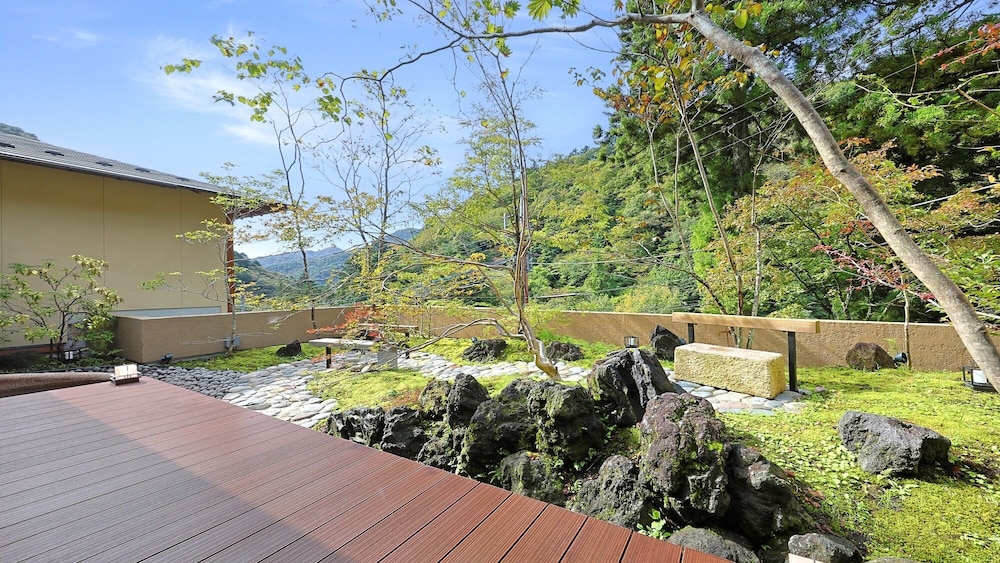 デラックス スイート バルコニーからの眺望0 | 四万温泉 鹿覗きの湯つるや