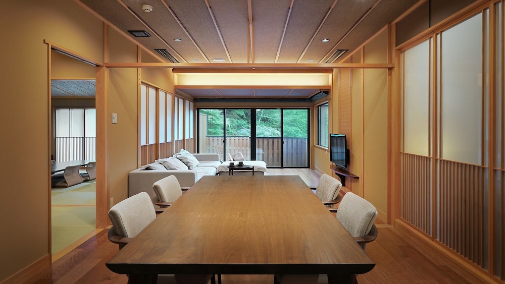 デラックス スイート 客室1 | 四万温泉 鹿覗きの湯つるや