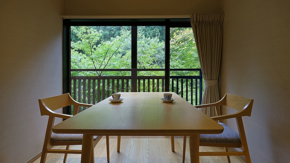 デラックス ルーム 客室1 | 四万温泉 鹿覗きの湯つるや