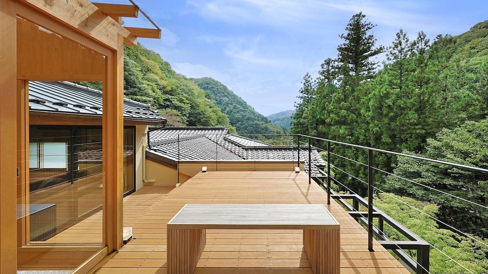 ベーシック ルーム バルコニーからの眺望0 | 四万温泉 鹿覗きの湯つるや