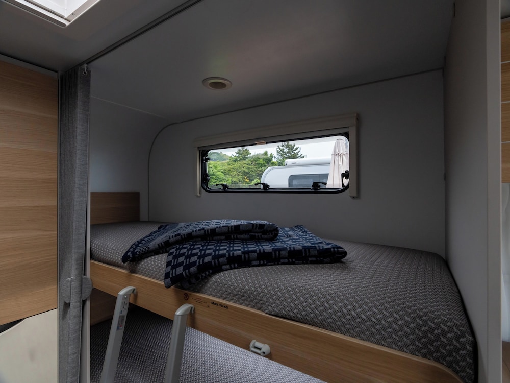 ラグジュアリー ダブルルーム シービュー 客室1 | アクアイグニス淡路島 Trailer Park