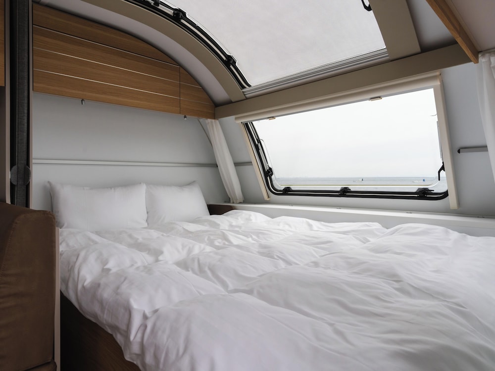 ラグジュアリー ダブルルーム シービュー 客室2 | アクアイグニス淡路島 Trailer Park