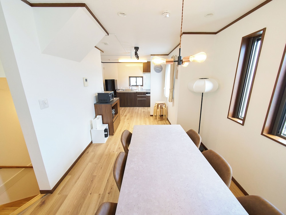 ハウス 4 ベッドルーム 禁煙 キッチン 客室内のダイニングエリア12 | The Prime TOKYO SKYTREE