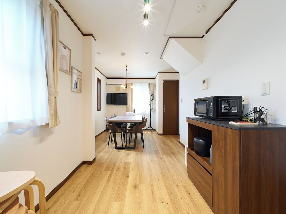 ハウス 4 ベッドルーム 禁煙 キッチン 客室内のダイニングエリア3 | The Prime TOKYO SKYTREE