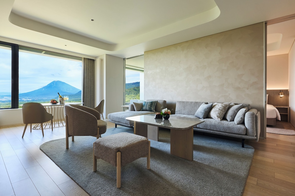 スイート キングベッド 1 台 マウンテンビュー (Onsen Suite) リビング エリア1 | シャレー アイビー ワイス