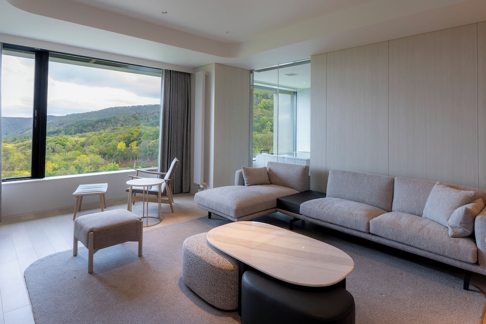 シグネチャー スイート 1 ベッドルーム マウンテンビュー 客室1 | シャレー アイビー ワイス