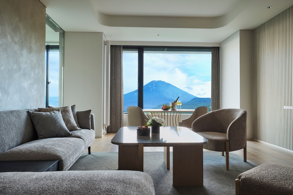 スイート キングベッド 1 台 マウンテンビュー リビング エリア1 | シャレー アイビー ワイス