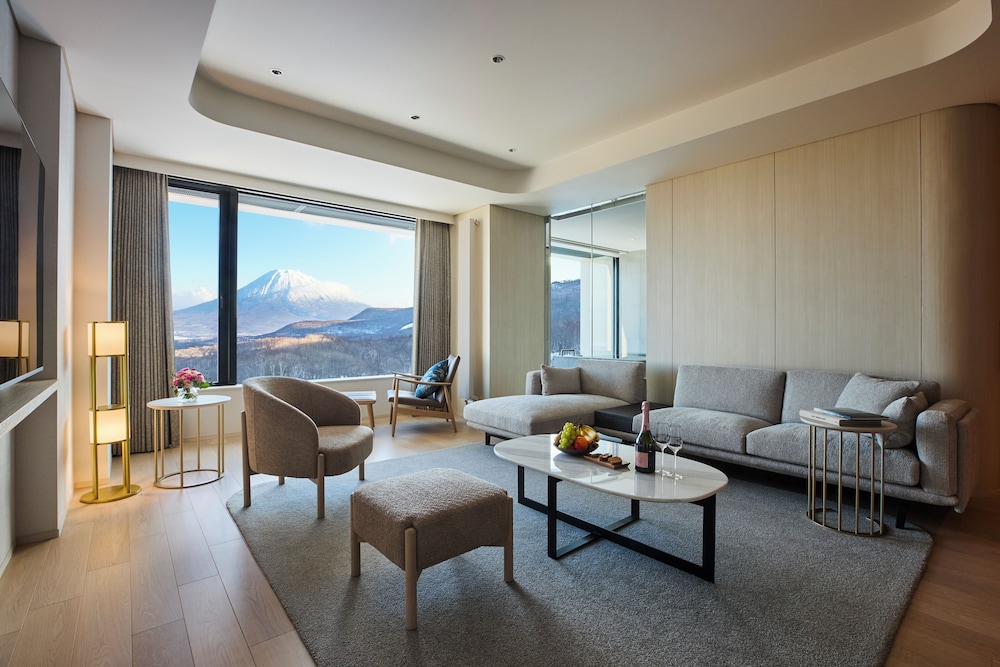 シグネチャー スイート 1 ベッドルーム マウンテンビュー リビング エリア1 | シャレー アイビー ワイス