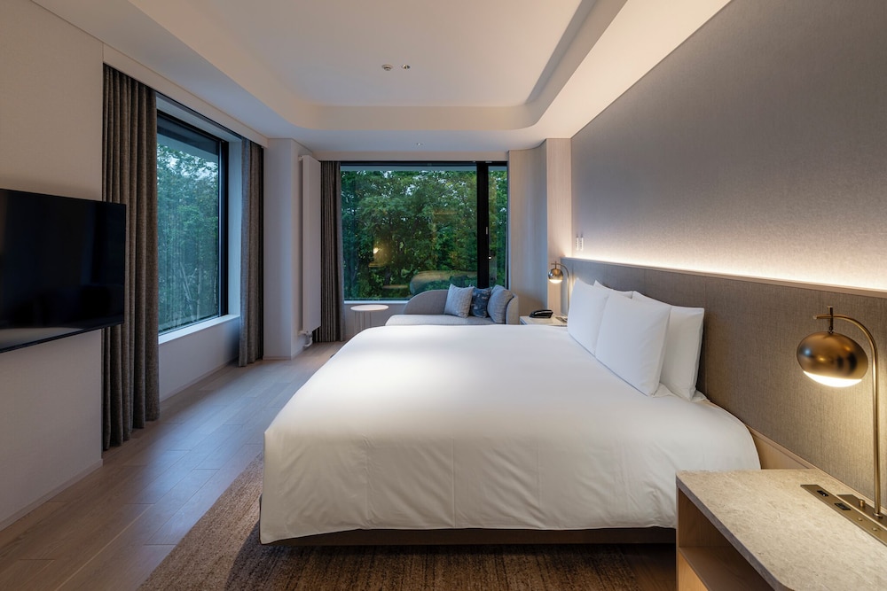 スイート キングベッド 1 台 マウンテンビュー (Corner Suite) 客室1 | シャレー アイビー ワイス