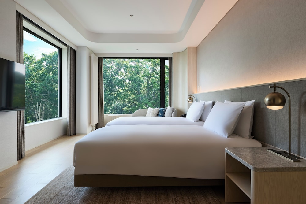 スイート キングベッド 1 台 マウンテンビュー (Corner Suite) 客室2 | シャレー アイビー ワイス