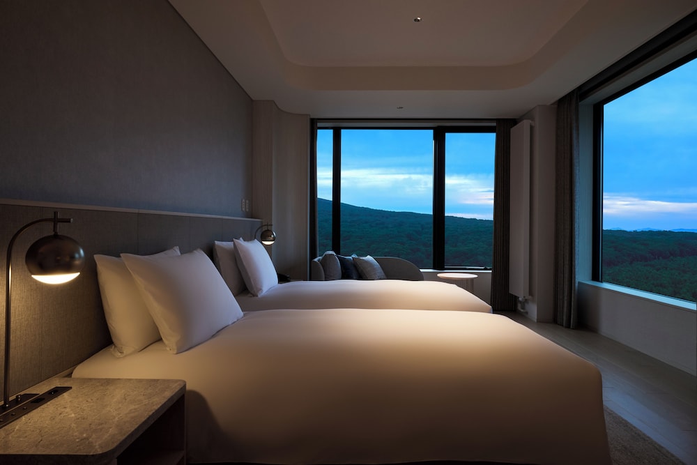 スイート キングベッド 1 台 (Corner Suite, Weiss Mountain View) 客室1 | シャレー アイビー ワイス