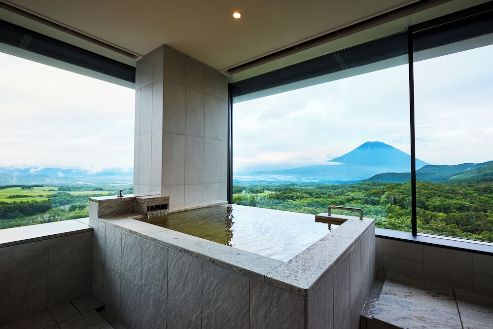 スイート キングベッド 1 台 マウンテンビュー バスルーム1 | シャレー アイビー ワイス