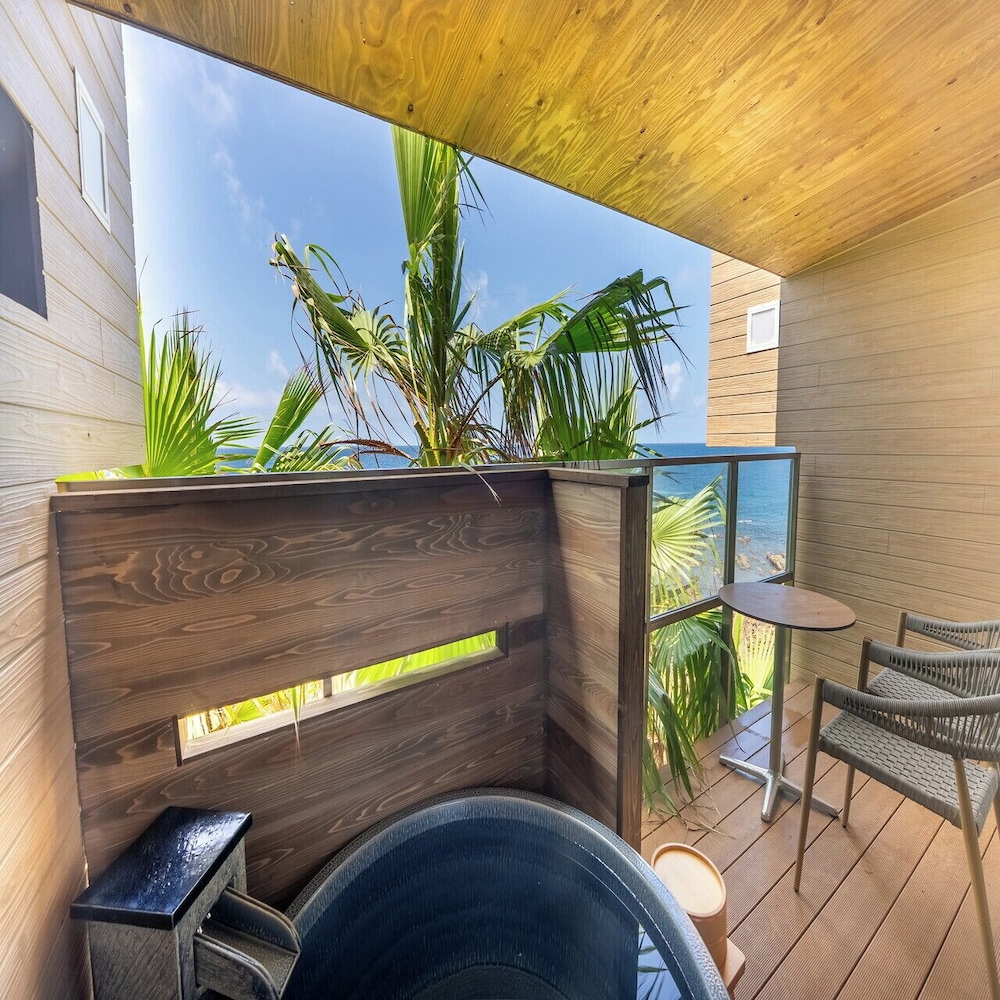 [洋モダン洋室] 33平米 テラス付 信楽焼露天風呂 禁煙 テラス / パティオ0 | リブマックスリゾート印南シーフロント