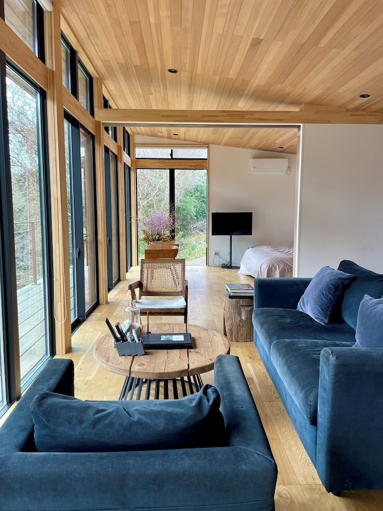 ラグジュアリー ヴィラ リバービュー リビング エリア3 | and RIVER勝浦