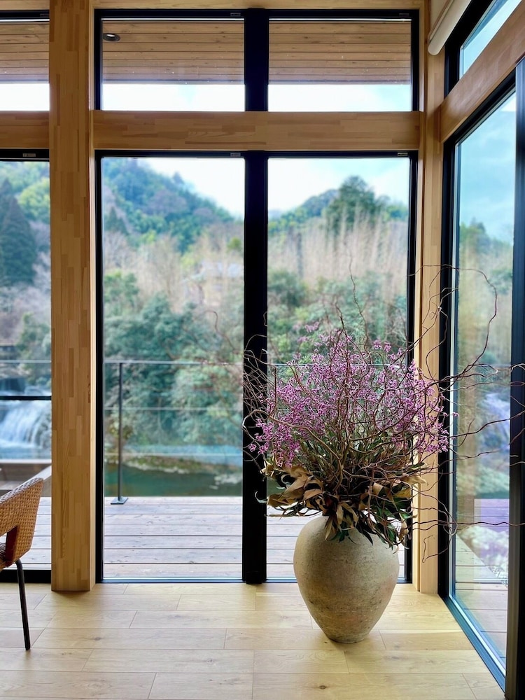 ラグジュアリー ヴィラ リバービュー リビング エリア6 | and RIVER勝浦