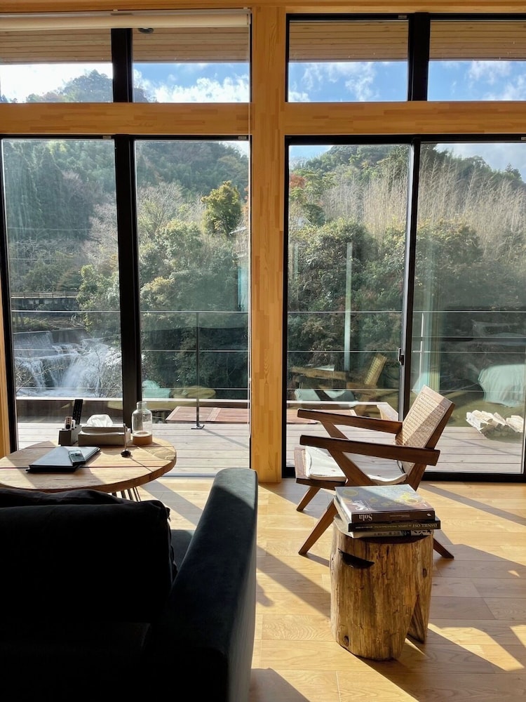 ラグジュアリー ヴィラ リバービュー リビング エリア8 | and RIVER勝浦