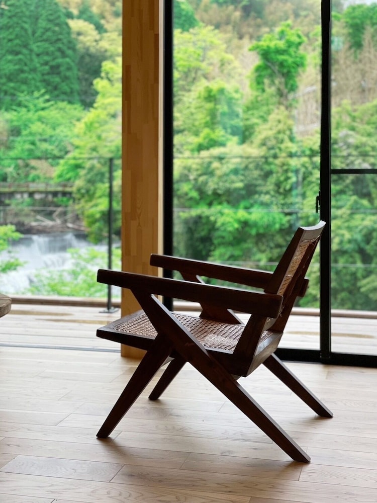 ラグジュアリー ヴィラ リバービュー リビング エリア9 | and RIVER勝浦