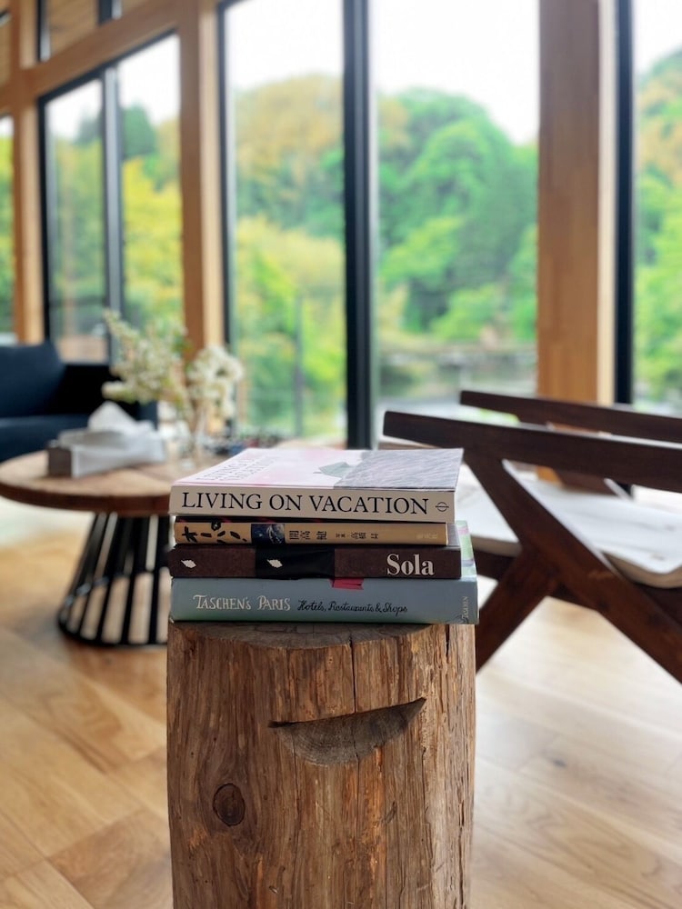 ラグジュアリー ヴィラ リバービュー リビング エリア12 | and RIVER勝浦