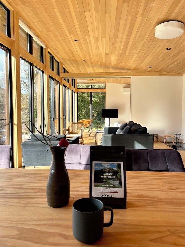 ラグジュアリー ヴィラ リバービュー リビング エリア13 | and RIVER勝浦