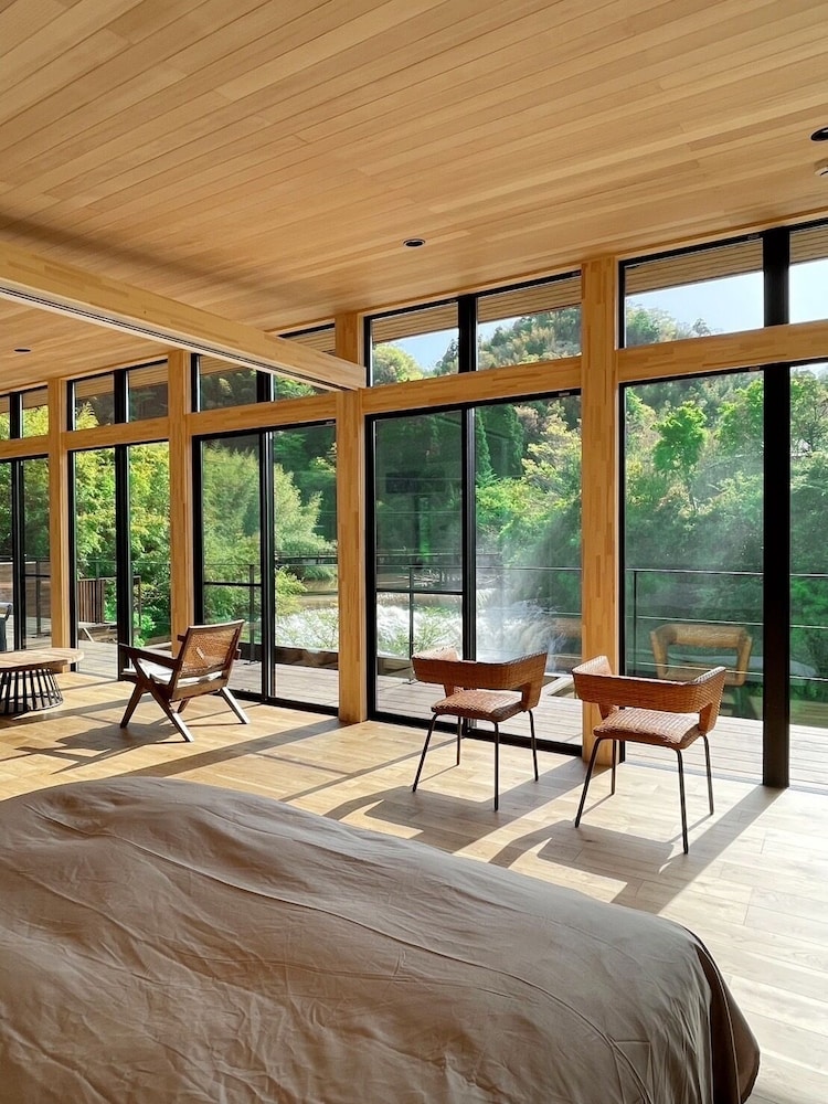 ラグジュアリー ヴィラ リバービュー リビング エリア1 | and RIVER勝浦