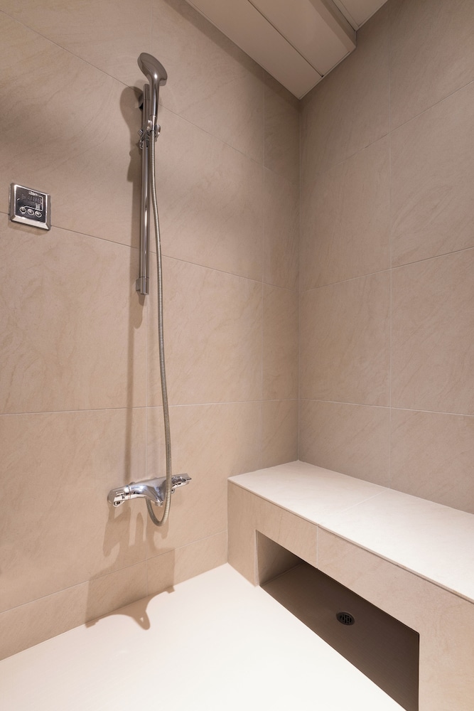 エコノミー ダブルルーム バスルーム1 | hotel hisoca ikebukuro