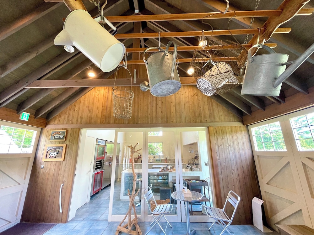 ラグジュアリー コテージ 1 ベッドルーム キッチン ガーデンビュー 客室内のダイニングエリア1 | GARDEN SHED