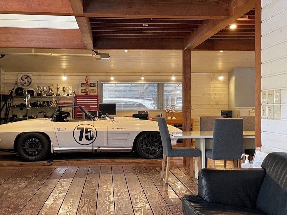 ラグジュアリー コテージ 4 ベッドルーム キッチン ガーデンビュー 客室内のダイニングエリア0 | GARDEN SHED