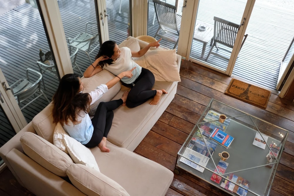 ラグジュアリー コテージ 4 ベッドルーム キッチン ガーデンビュー リビング エリア2 | GARDEN SHED