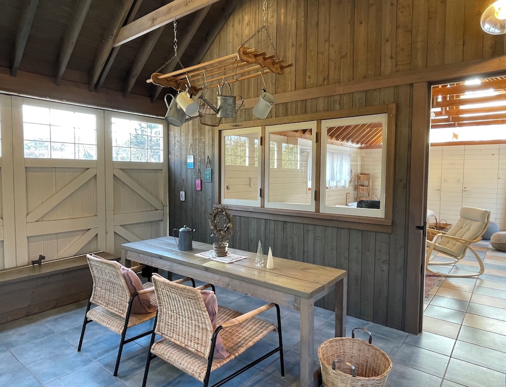 ラグジュアリー コテージ 1 ベッドルーム キッチン ガーデンビュー 客室内のダイニングエリア0 | GARDEN SHED
