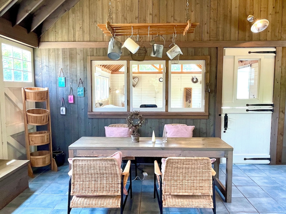 ラグジュアリー コテージ 1 ベッドルーム キッチン ガーデンビュー 客室内のダイニングエリア2 | GARDEN SHED